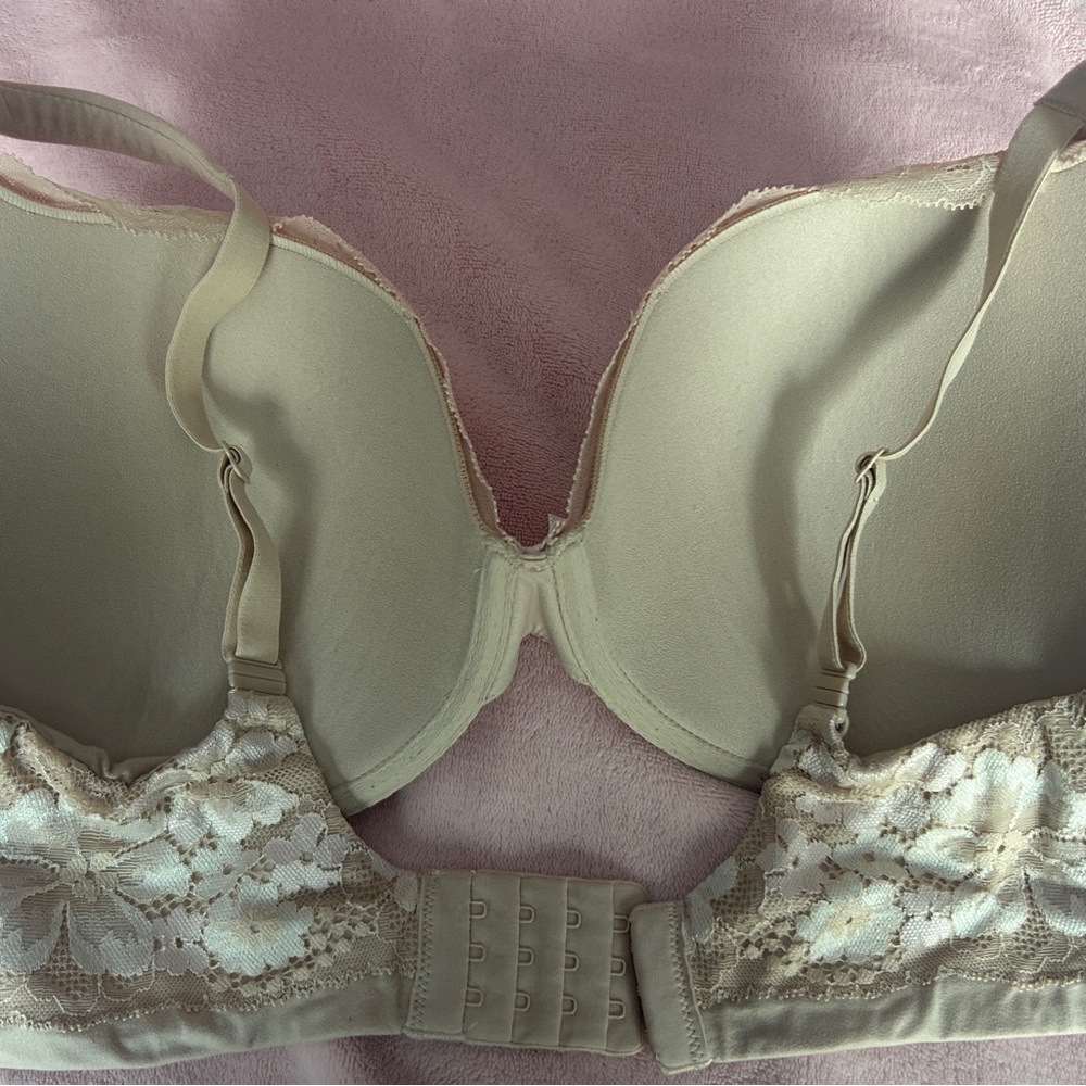 Victoria's Secret Lace Bra in Cream - Picture 2 of 3